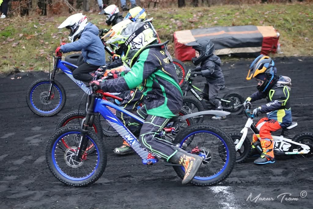 Leon Szydło #666 na trzecim miejscu podczas Mikołajkowych Zawodów Mini Żużlowych w klasie elektryków.